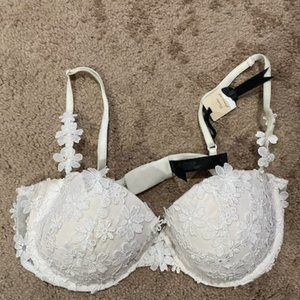 BRAND NEW VICTORIA'S SECRET DESIGNER COLLECTION FLORAL APPLIQUE WHITE BRA 36C